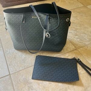 Michael Kors Tote w matching Wristlet